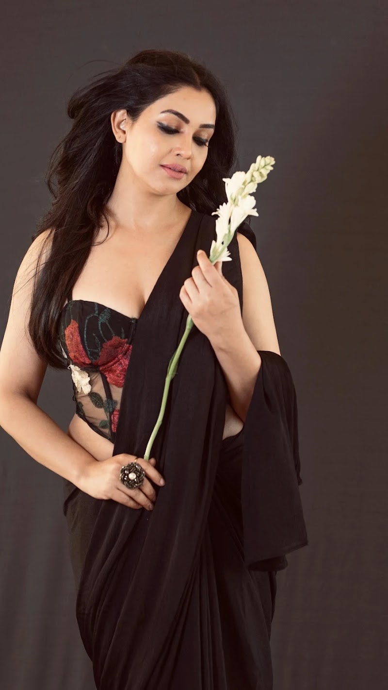 shubhangi atre cleavage black saree busty tv actress