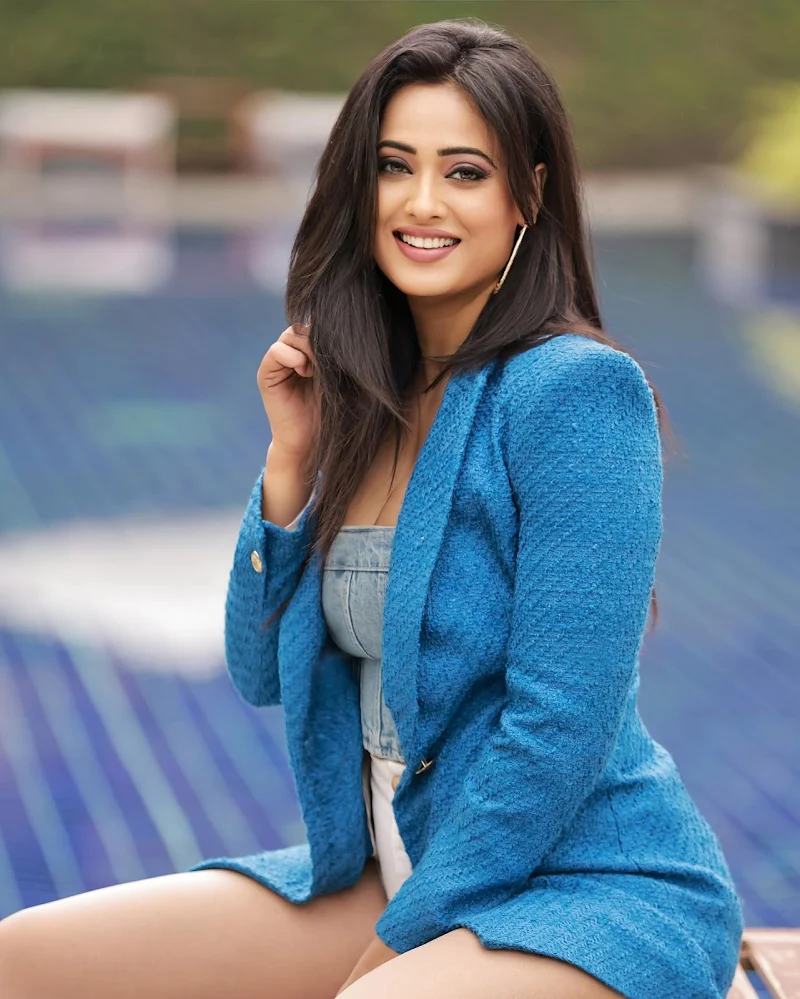 Shweta Tiwari blue blazer cleavage sexy legs Shweta Tiwari blue blazer cleavage sexy legs