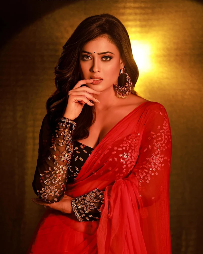 Shweta Tiwari cleavage red saree hot photoshoot Shweta Tiwari cleavage red saree hot photoshoot