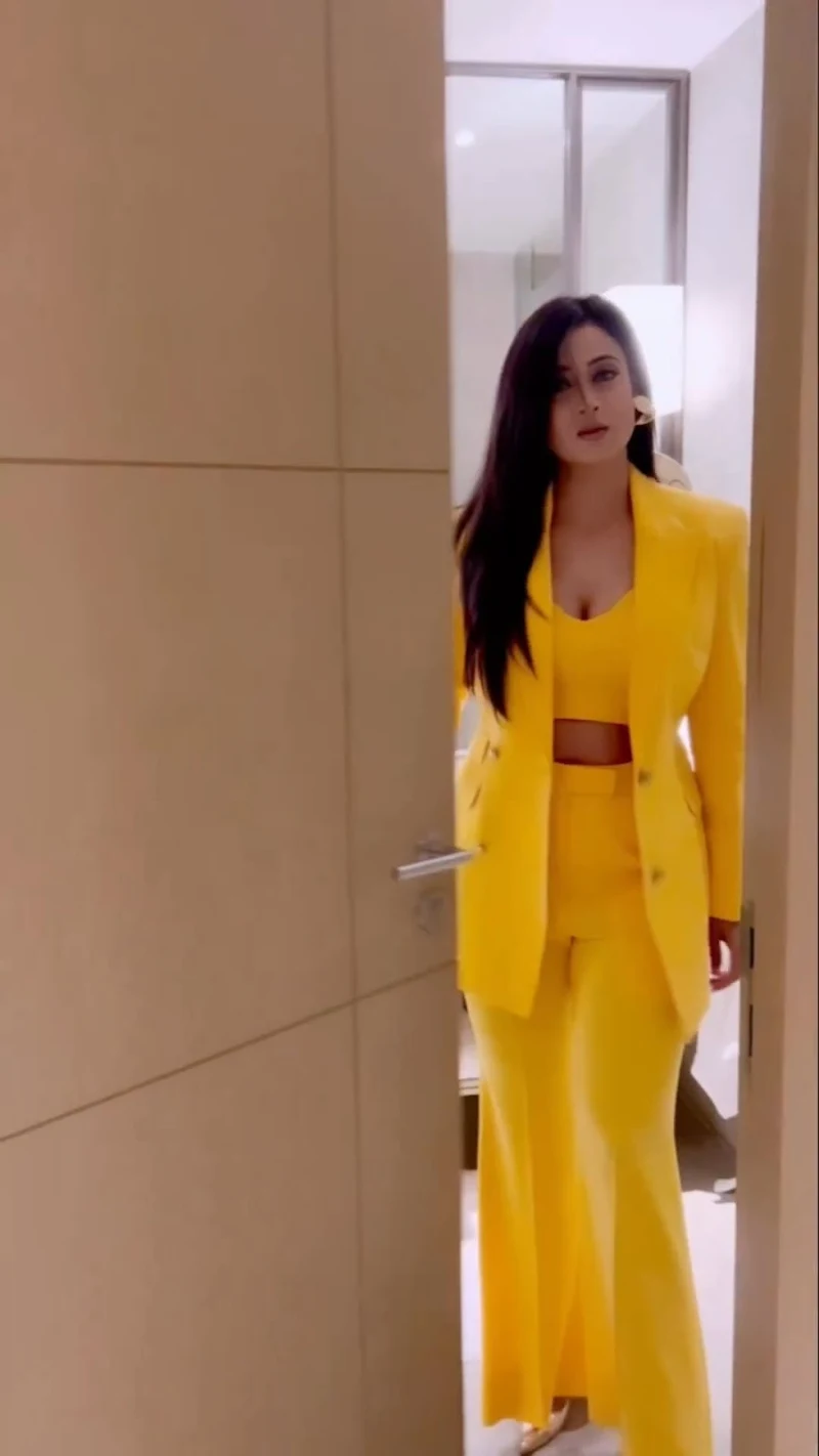 shweta tiwari cleavage stylish yellow outfit