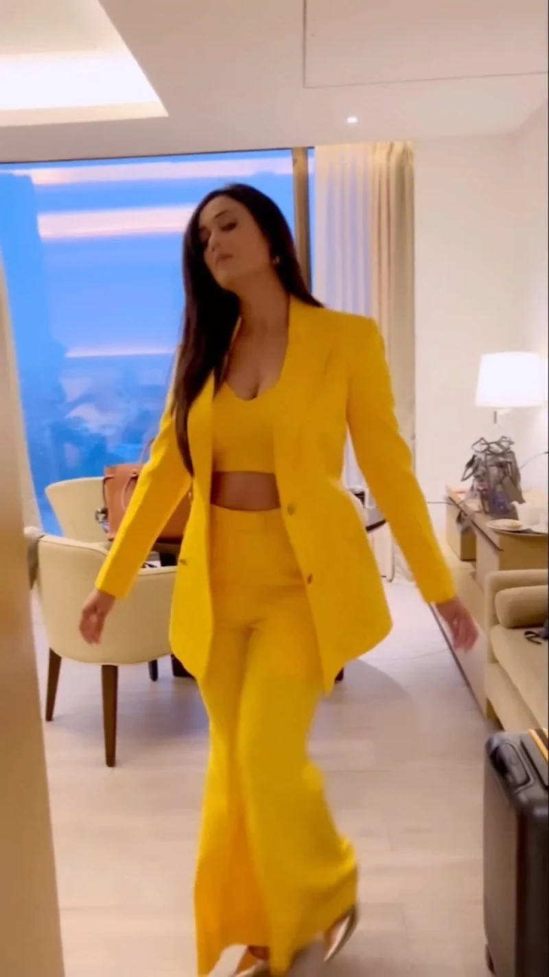 shweta tiwari cleavage stylish yellow outfit
