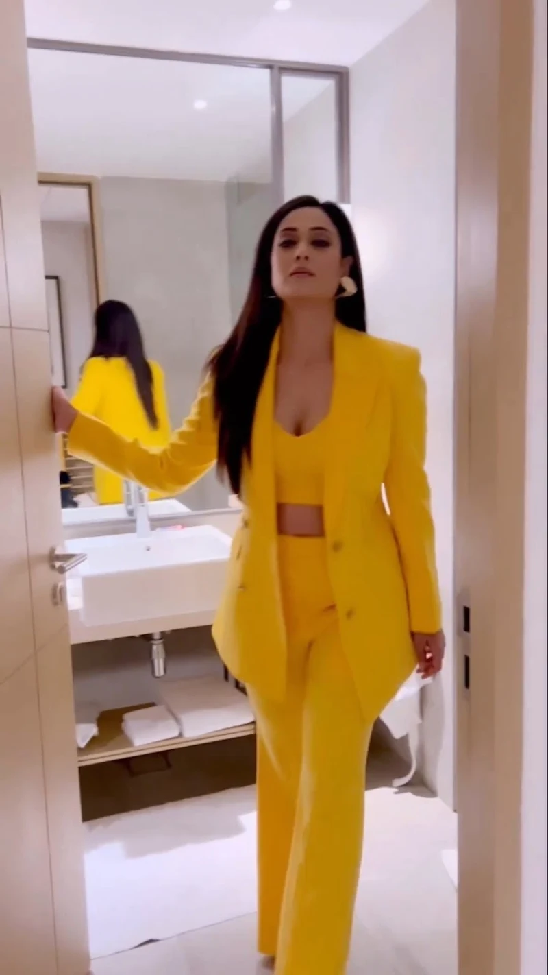 shweta tiwari cleavage stylish yellow outfit