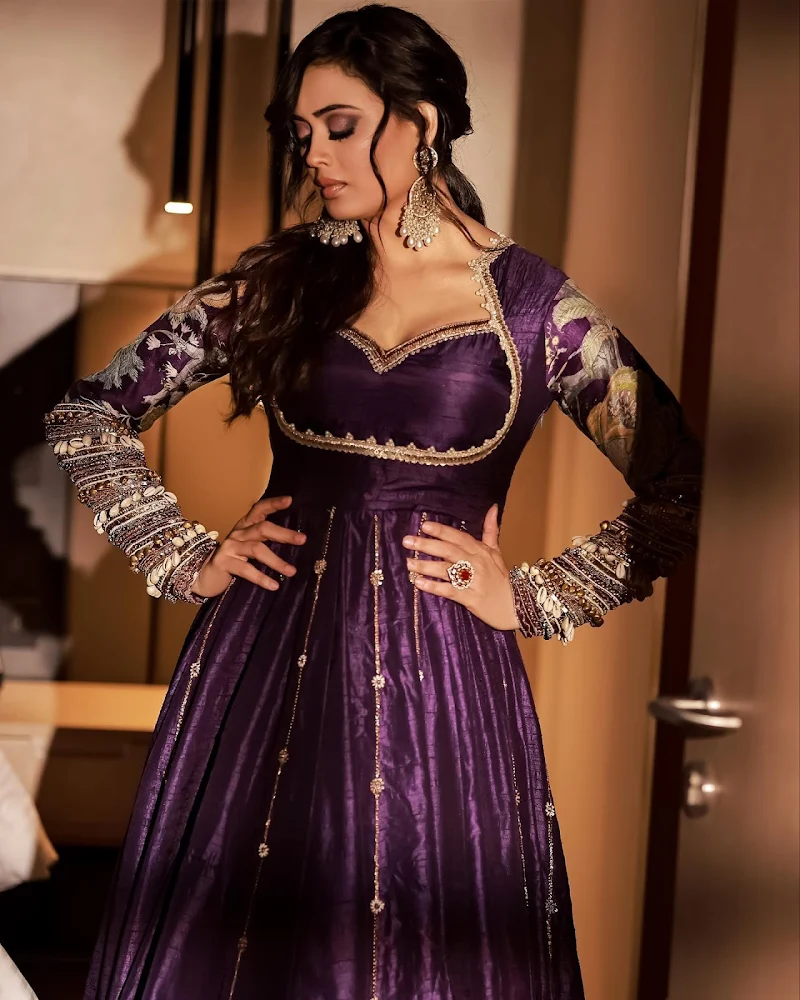 Shweta Tiwari indian outfit stunning hot look