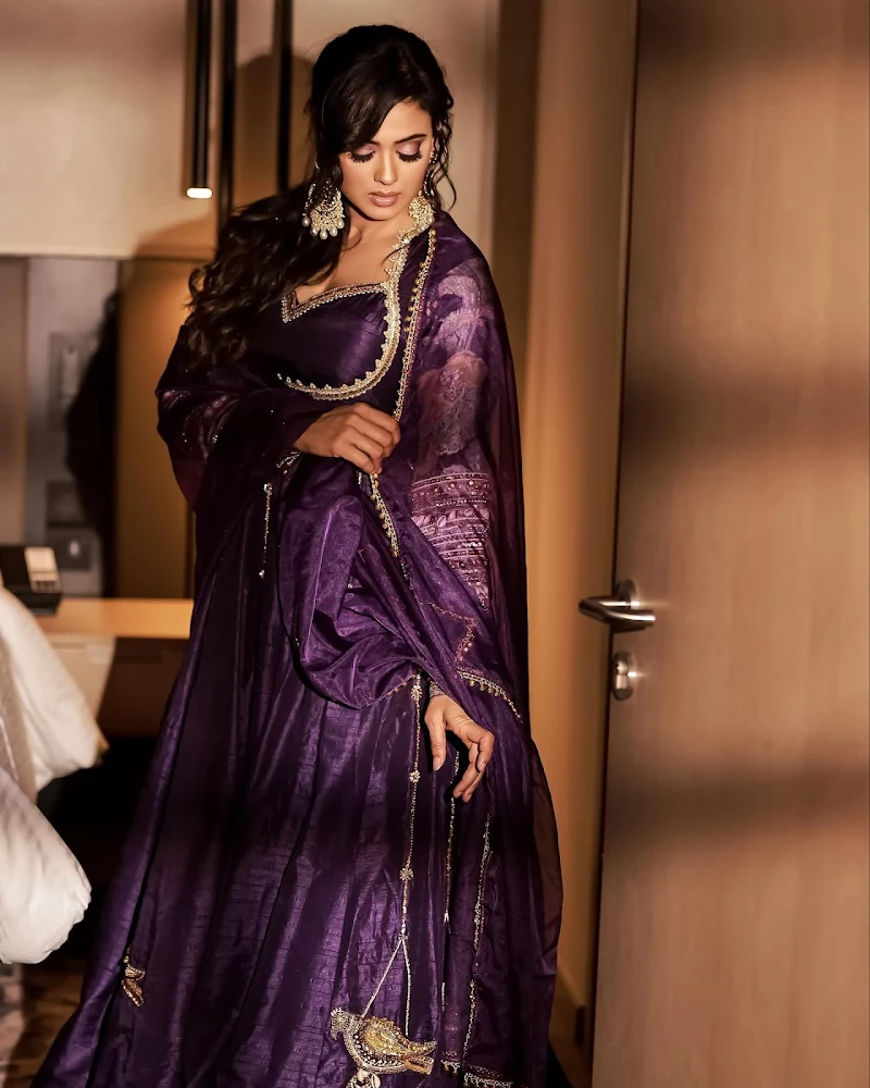 Shweta Tiwari indian outfit stunning hot look