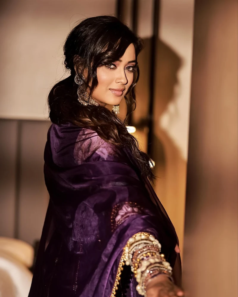 Shweta Tiwari indian outfit stunning hot look