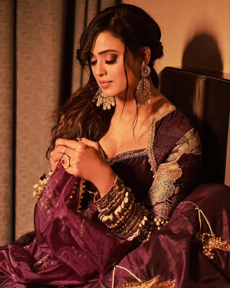 Shweta Tiwari indian outfit stunning hot look
