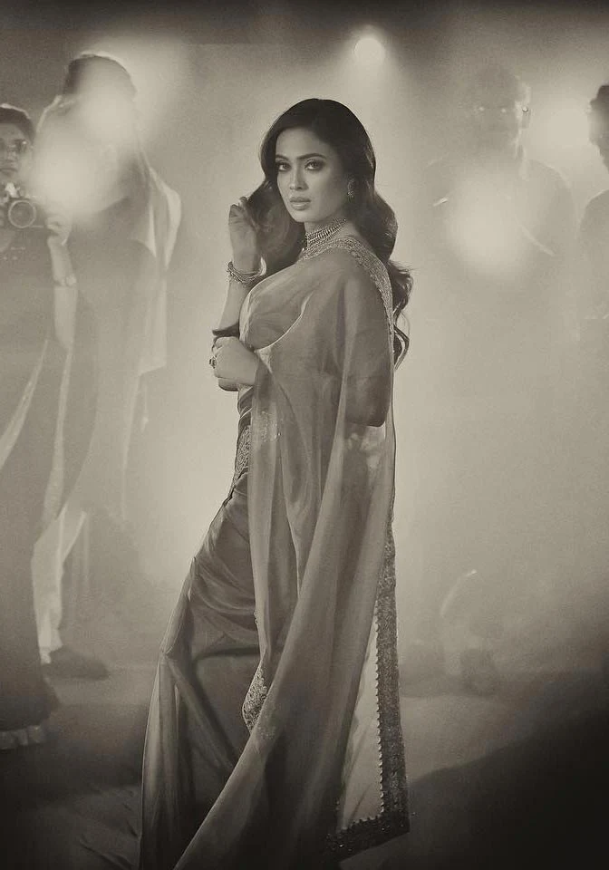 Shweta Tiwari red saree deep neckline blouse hot photoshoot