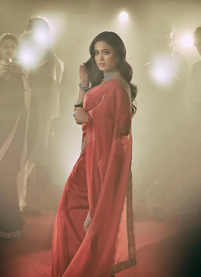 Shweta Tiwari red saree deep neckline blouse hot photoshoot