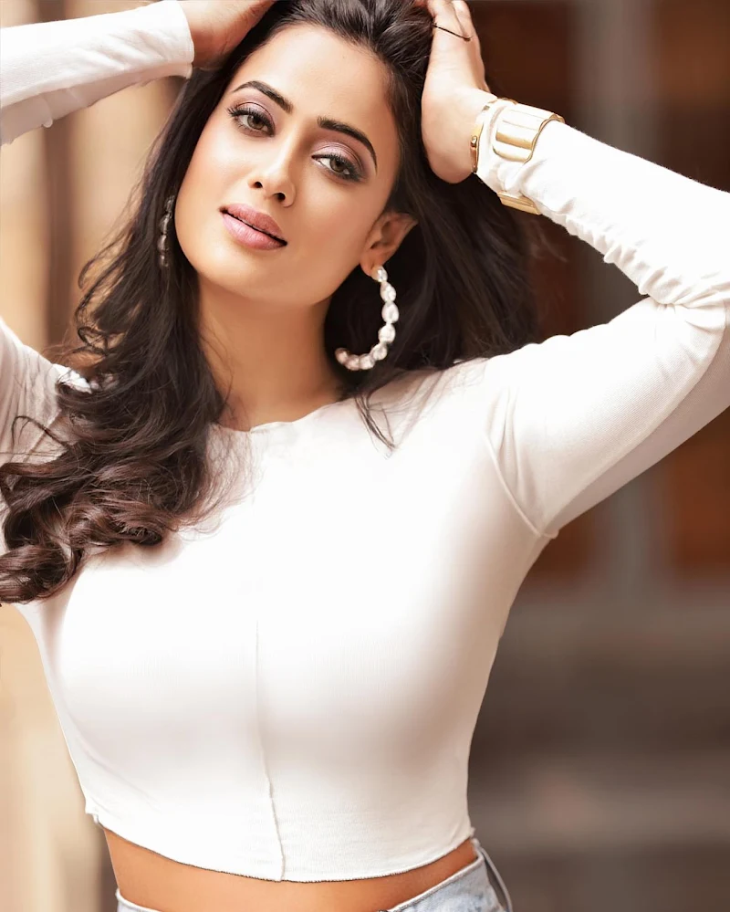 shweta tiwari tight top jeans sexy body shweta tiwari tight top jeans sexy body