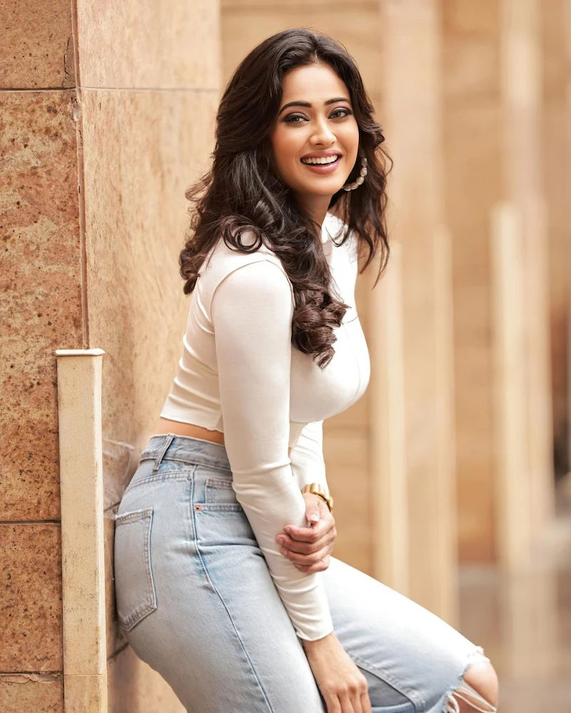 shweta tiwari tight top jeans sexy body shweta tiwari tight top jeans sexy body