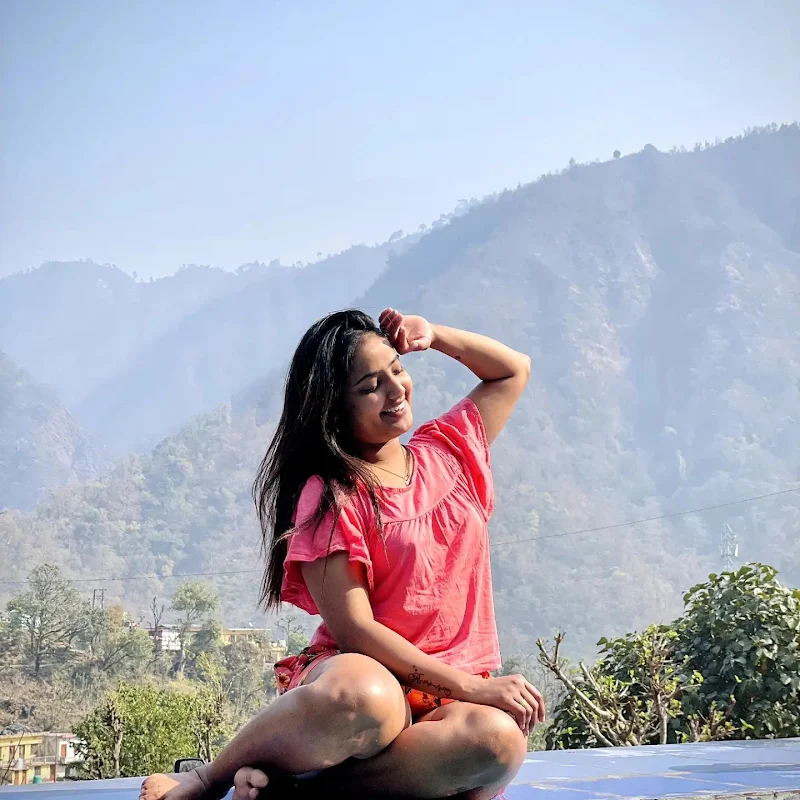 Ullu app's Malai actress, Shyna Khatri, flaunting her sexy legs in pink