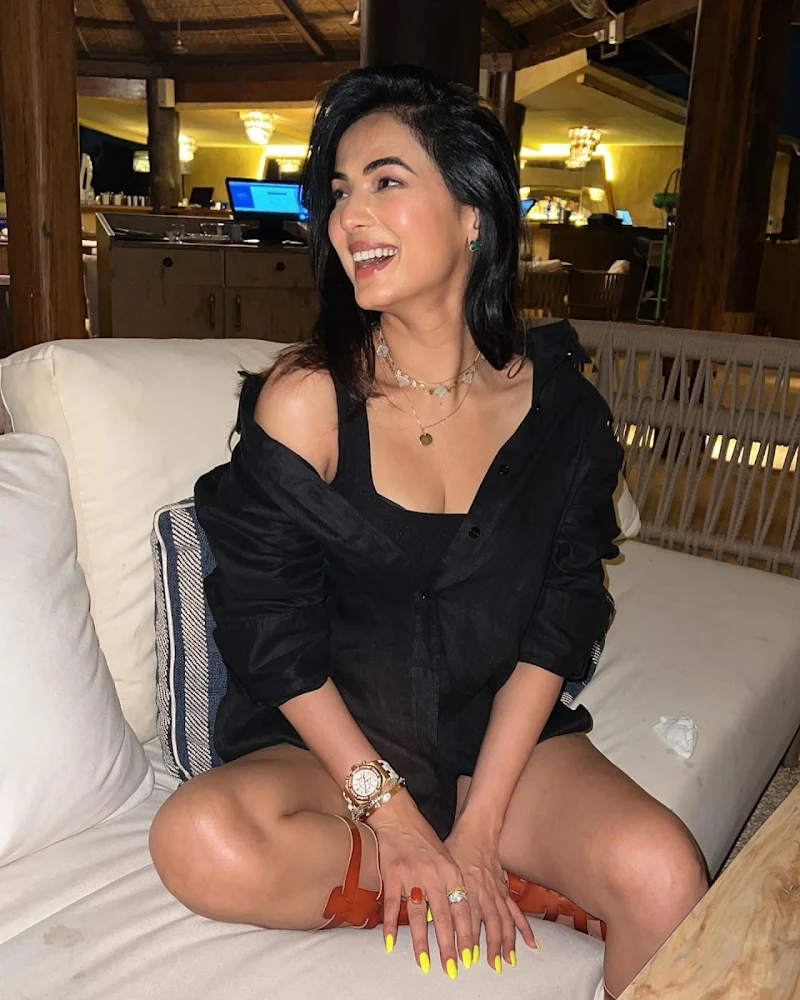 Sonal Chauhan sexy legs hot actress Sonal Chauhan sexy legs hot actress