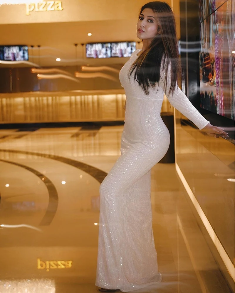 Sonarika Bhadoria curvy body tight dress