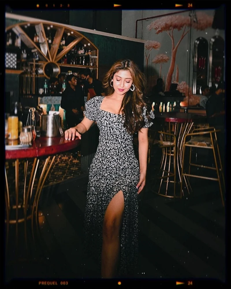 Sonarika bhadoria sexy legs high slit dress Sonarika bhadoria sexy legs high slit dress
