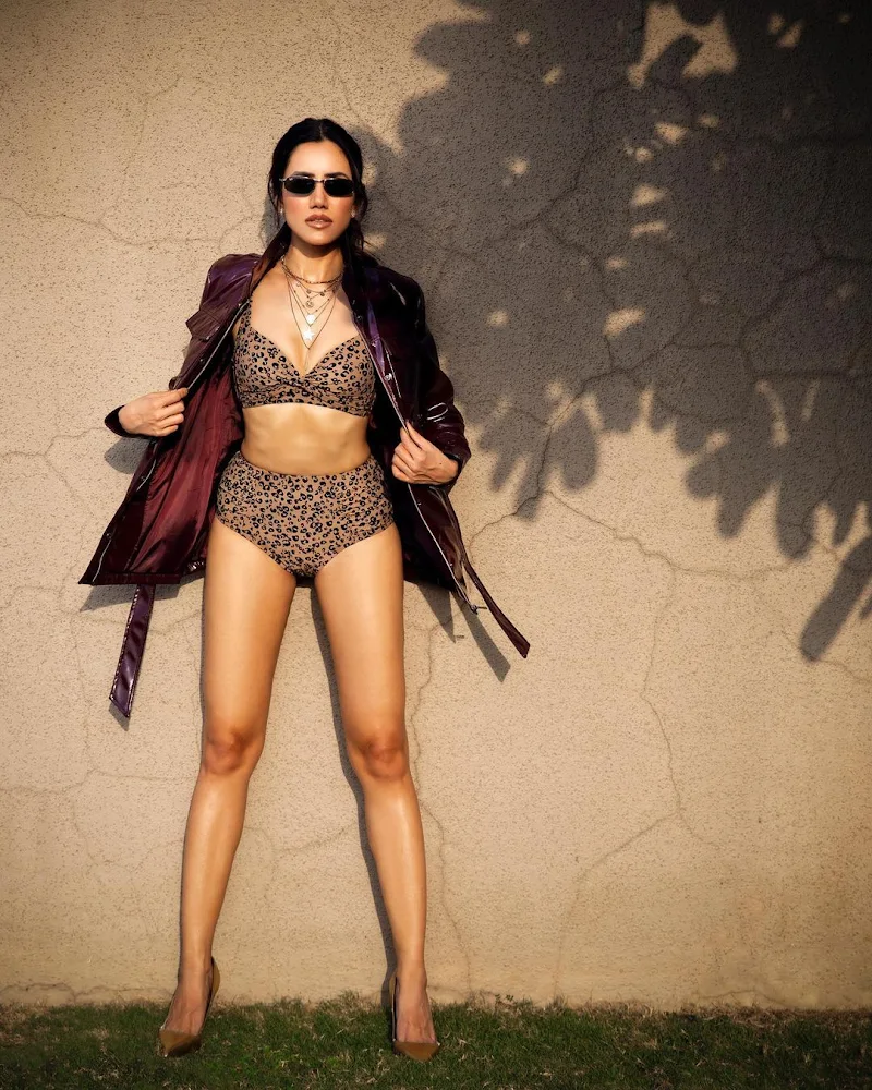 Sonnalli Seygall bikini sexy legs cleavage Sonnalli Seygall bikini sexy legs cleavage