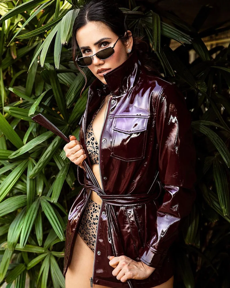 Sonnalli Seygall bikini sexy legs cleavage Sonnalli Seygall bikini sexy legs cleavage