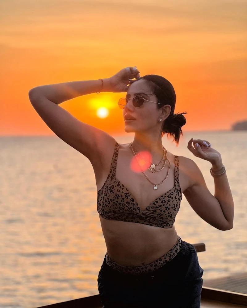 Sonnalli seygall bikini sexy body Sonnalli seygall bikini sexy body