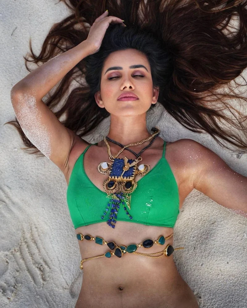 Sonnalli Seygall green bikini sexy body Sonnalli Seygall green bikini sexy body