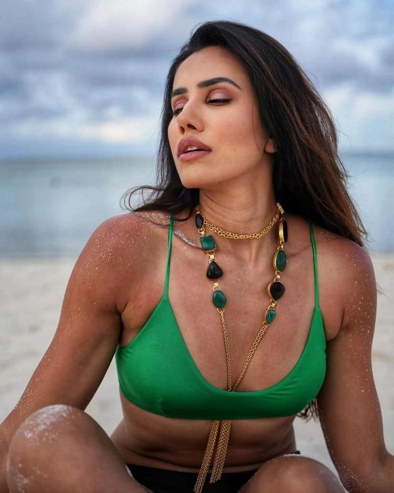 Sonnalli Seygall green bikini sexy body Sonnalli Seygall green bikini sexy body