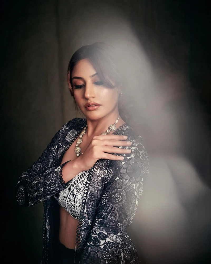 surbhi chandna cleavage busty indian tv naagin actress