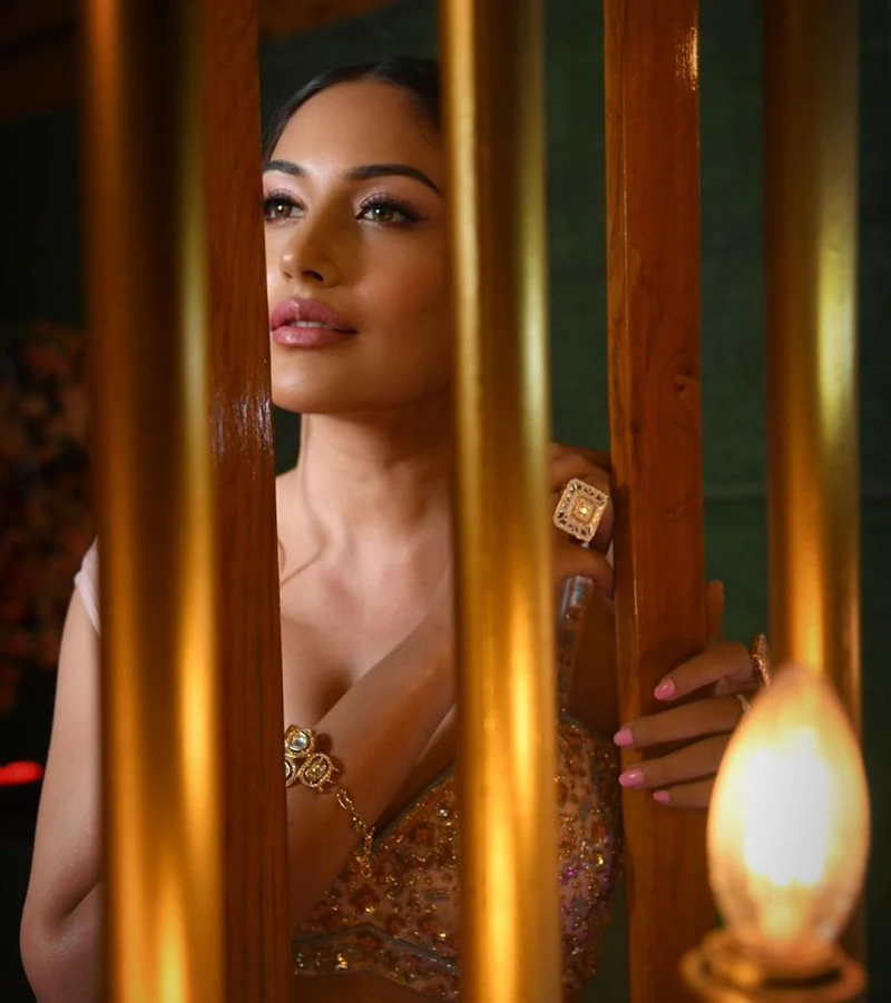 Surbhi Chandna cleavage hot tv actress