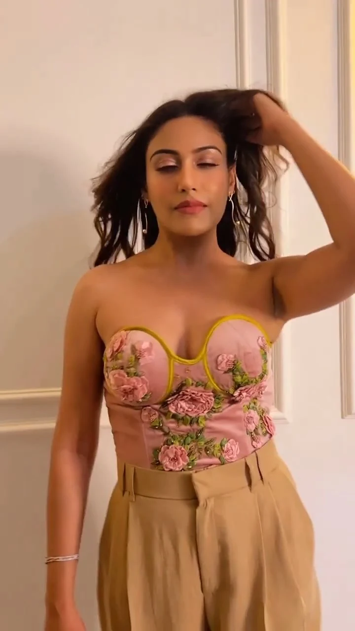 Surbhi Chandna cleavage hot tv actress