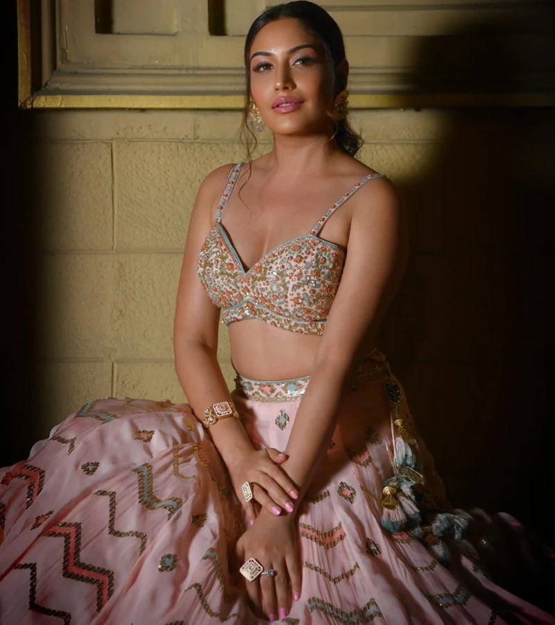 Surbhi Chandna cleavage hot tv actress
