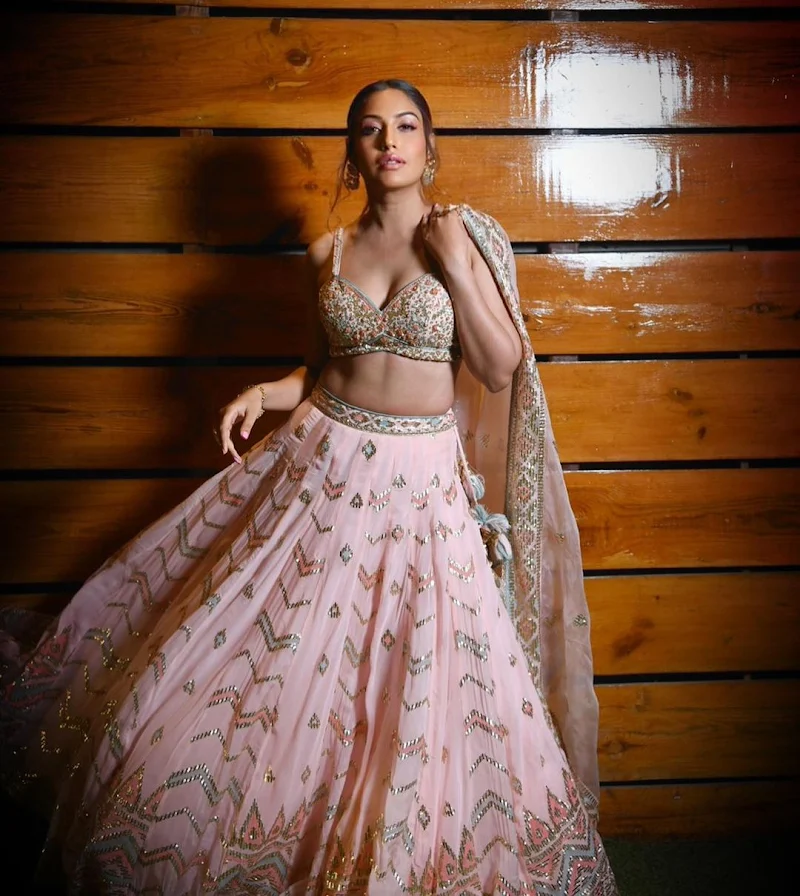 Surbhi Chandna cleavage hot tv actress