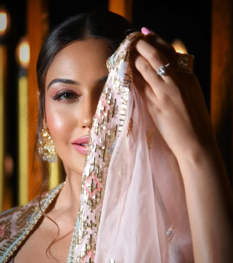 Surbhi Chandna cleavage hot tv actress