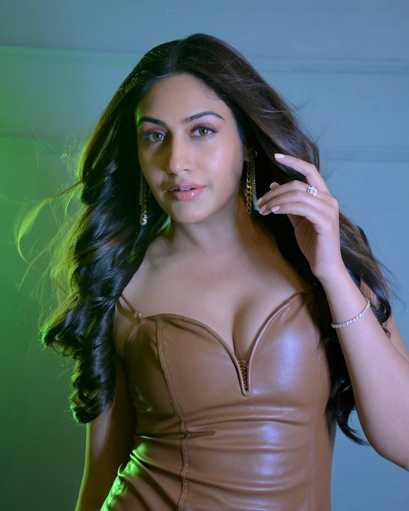 Surbhi Chandna cleavage hot tv actress