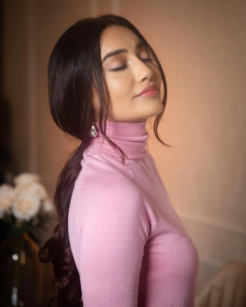 Surbhi Jyoti top skirt sexy body tv actress