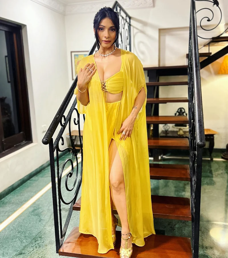 Tanishaa Mujherji cleavage legs yellow outfit Tanishaa Mujherji cleavage legs yellow outfit
