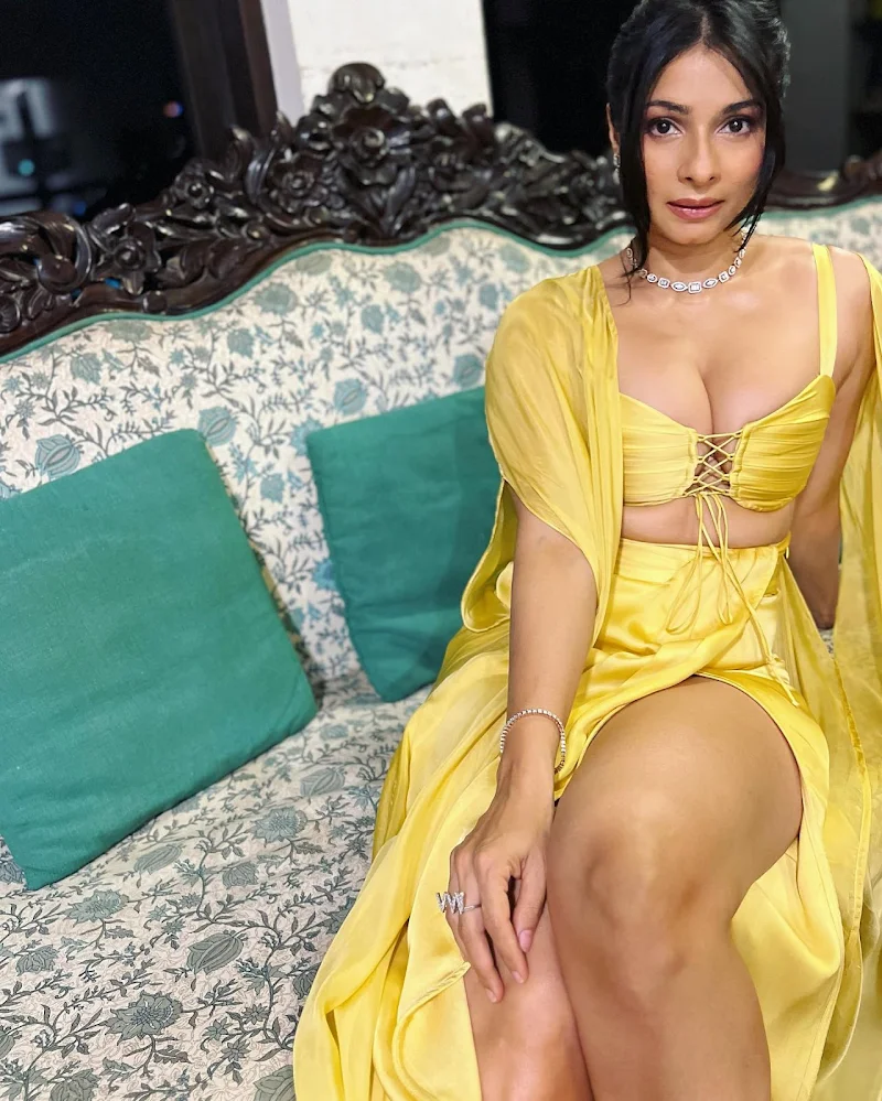 Tanishaa Mujherji cleavage legs yellow outfit Tanishaa Mujherji cleavage legs yellow outfit