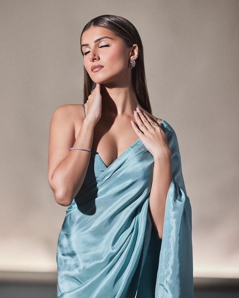 tara sutaria blue saree cleavage tara sutaria blue saree cleavage