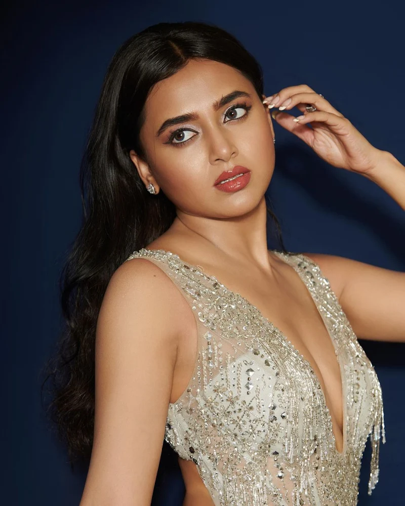 Tejasswi Prakash cleavage tight dress naagin 6 bigg boss Tejasswi Prakash cleavage tight dress naagin 6 bigg boss