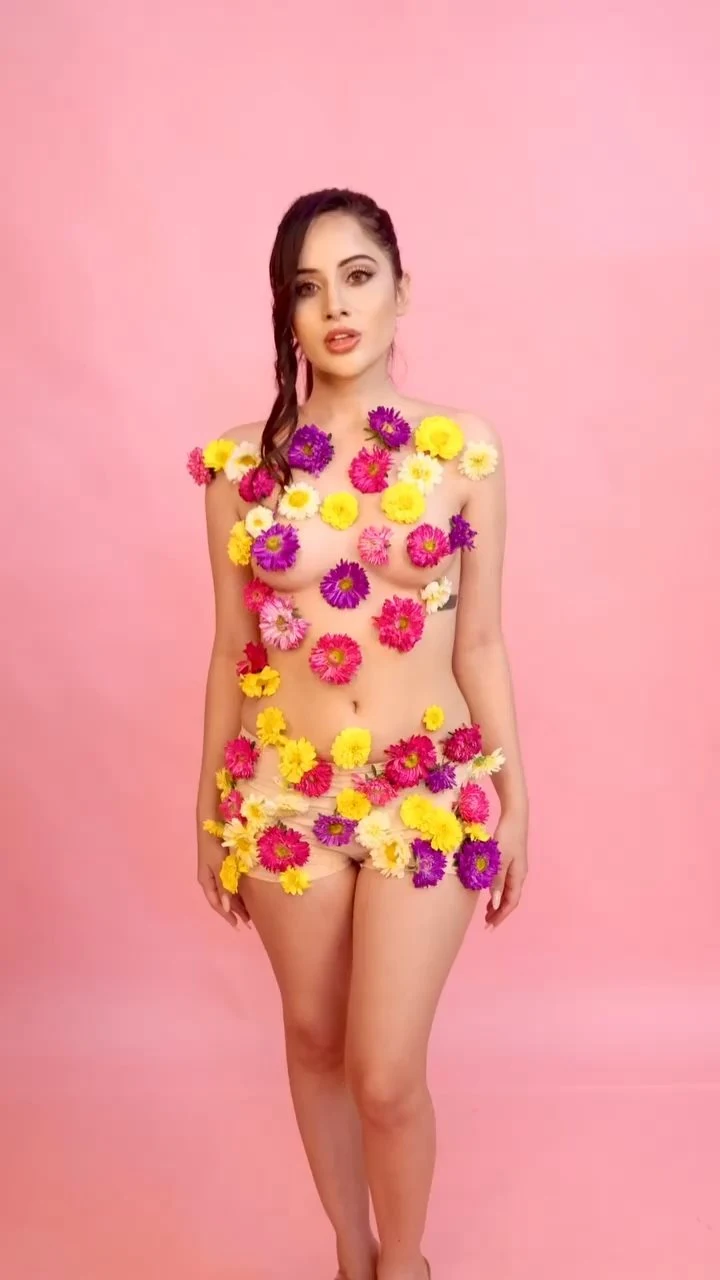 Urfi Javed risky outfit sexy body Urfi Javed risky outfit sexy body