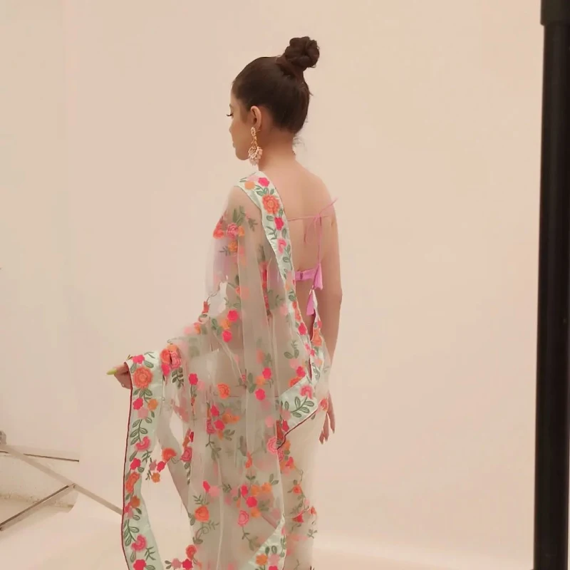 Urfi Javed saree navel hot indian actress