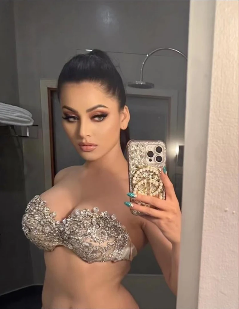 urvashi rautela cleavage busty selfie