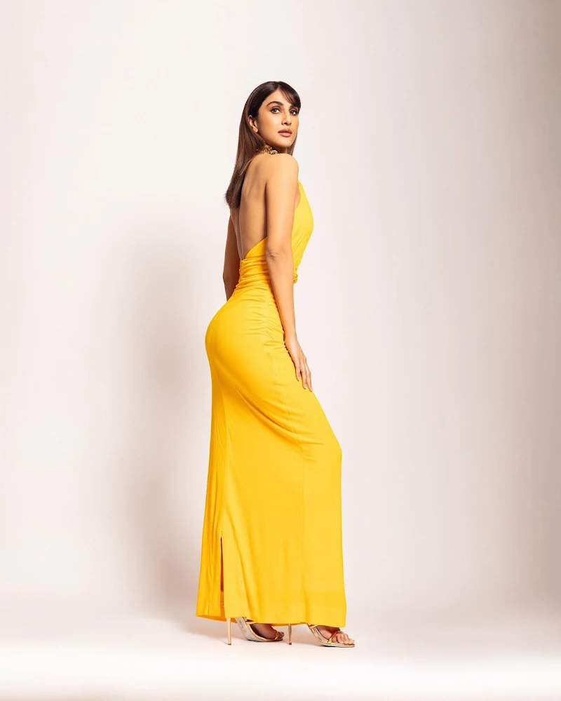 vaani kapoor backless yellow dress sexy back vaani kapoor backless yellow dress sexy back