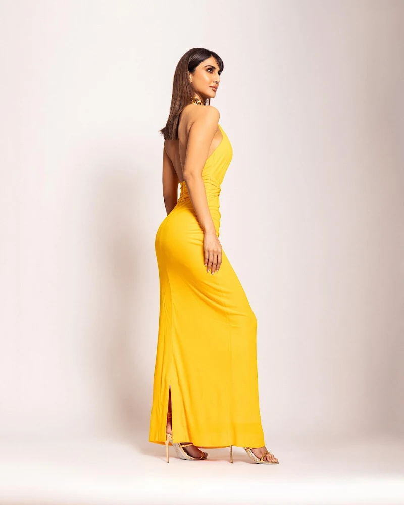 vaani kapoor backless yellow dress sexy back vaani kapoor backless yellow dress sexy back