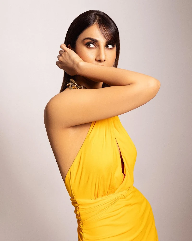 vaani kapoor backless yellow dress sexy back vaani kapoor backless yellow dress sexy back