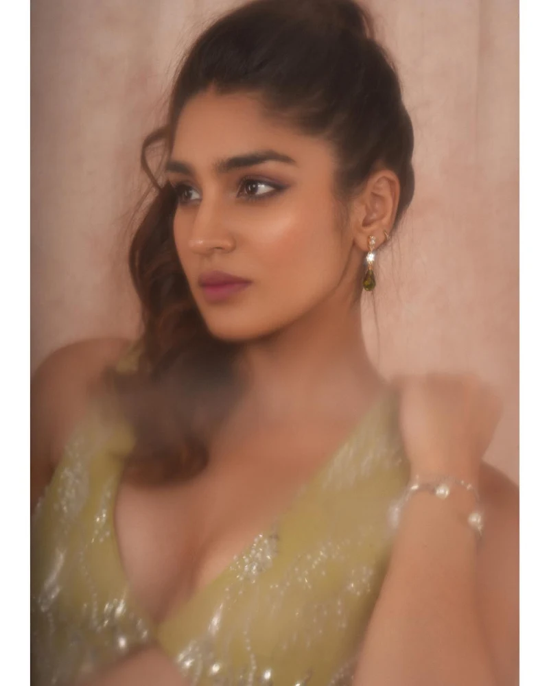 Yukti Thareja cleavage navel piercing hot actress Yukti Thareja cleavage navel piercing hot actress