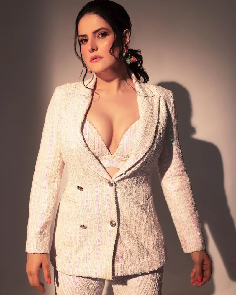 zareen khan cleavage curvy stylish bollywood actress zareen khan cleavage curvy stylish bollywood actress