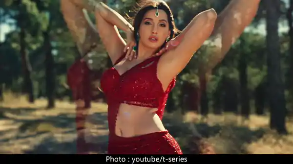 nora fatehi payal song navel red saree
