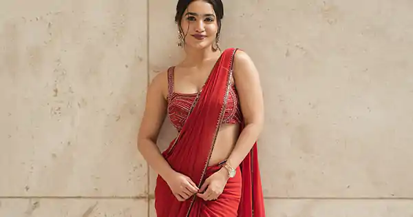 saniya iyappan red saree sleeveless blouse