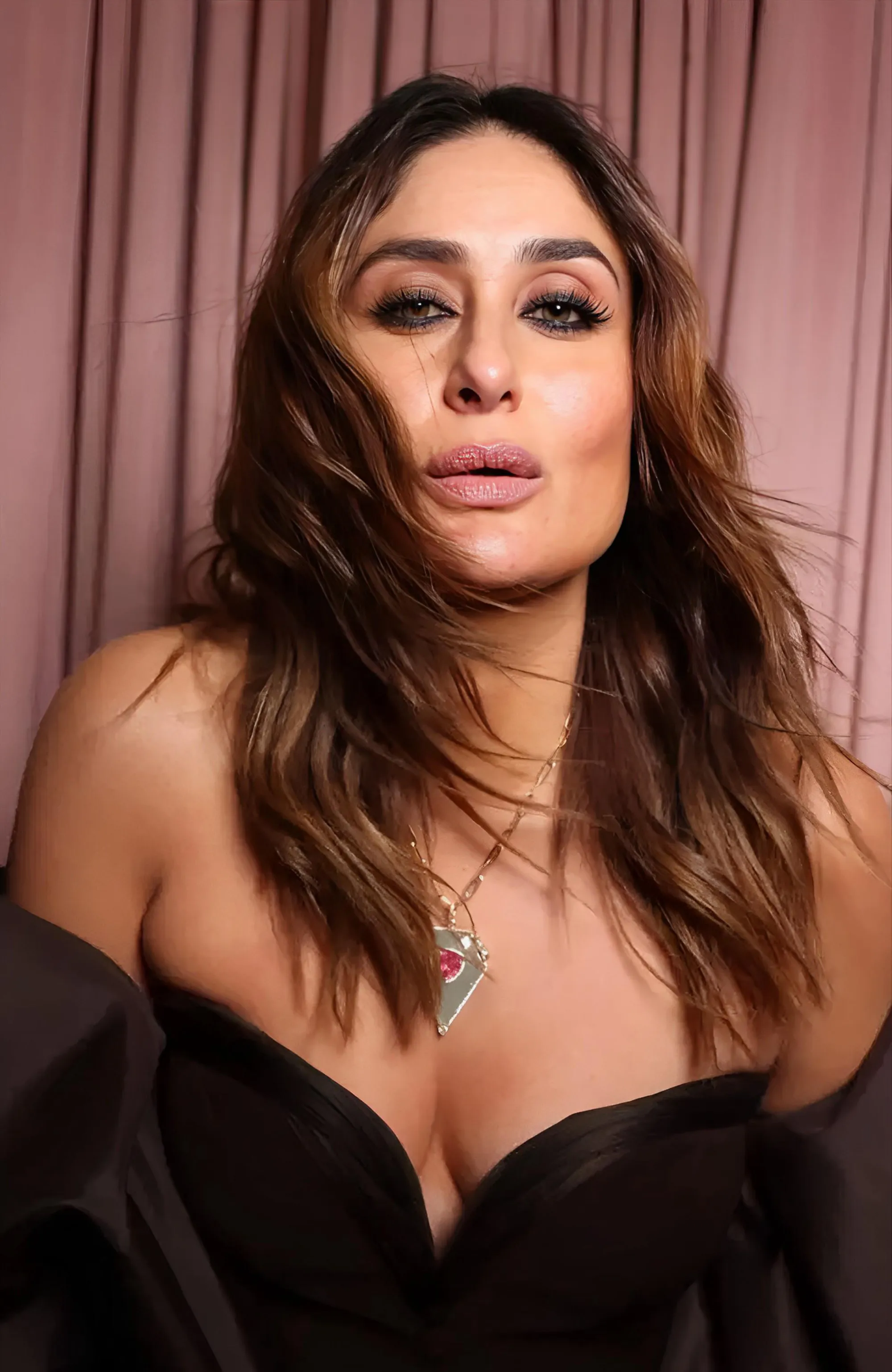 kareena kapoor sultry sexy face card close up bollywood actress (3) kareena kapoor sultry sexy face card close up bollywood actress (3)