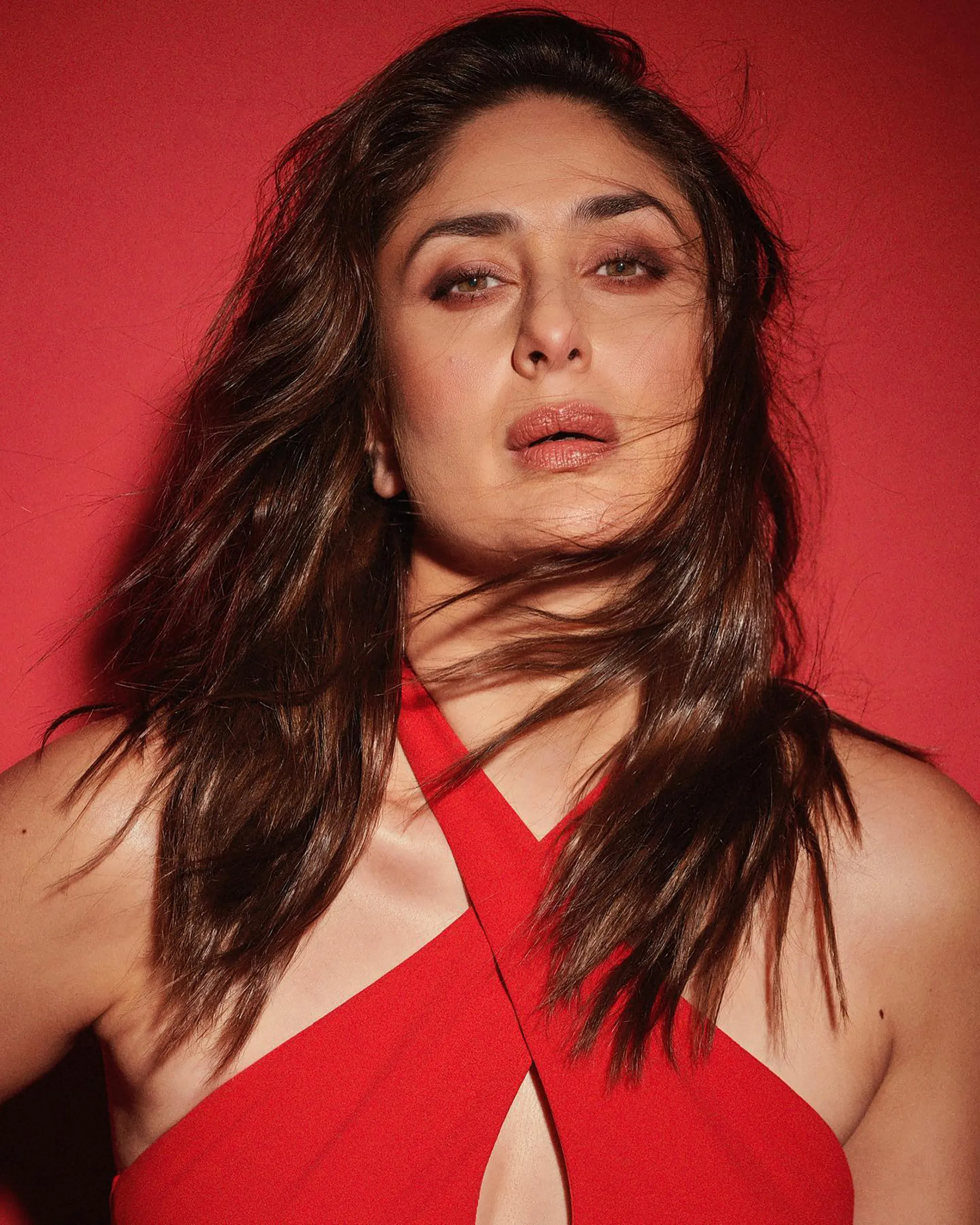 kareena kapoor sultry sexy face card close up bollywood actress (5) kareena kapoor sultry sexy face card close up bollywood actress (5)