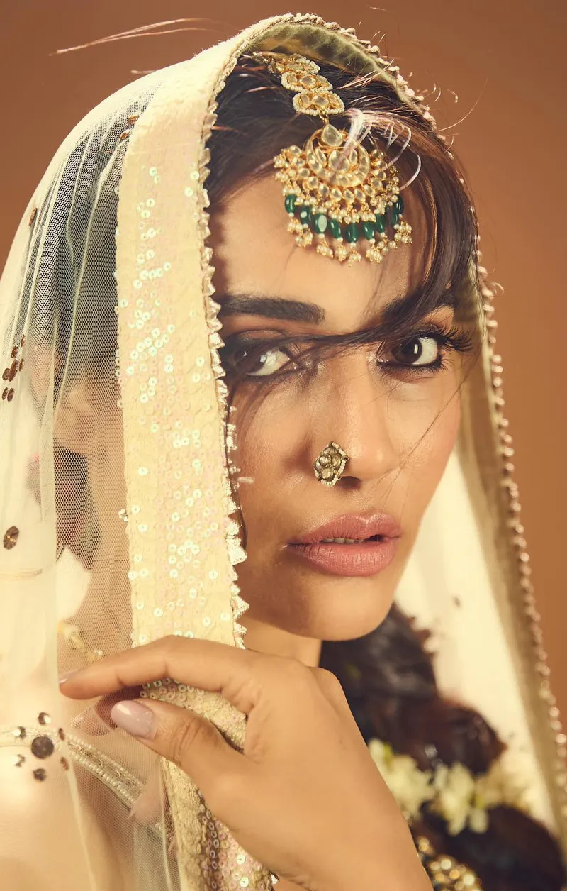 surbhi jyoti face card nose pin 23