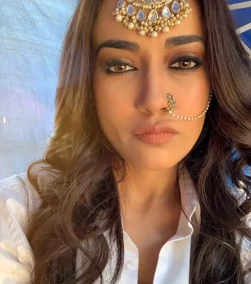 surbhi jyoti face card nose ring chain 27