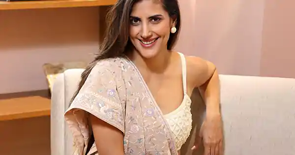 parizad kolah marshal saree bralette blouse laughter challenge host parizad kolah marshal saree bralette blouse laughter challenge host